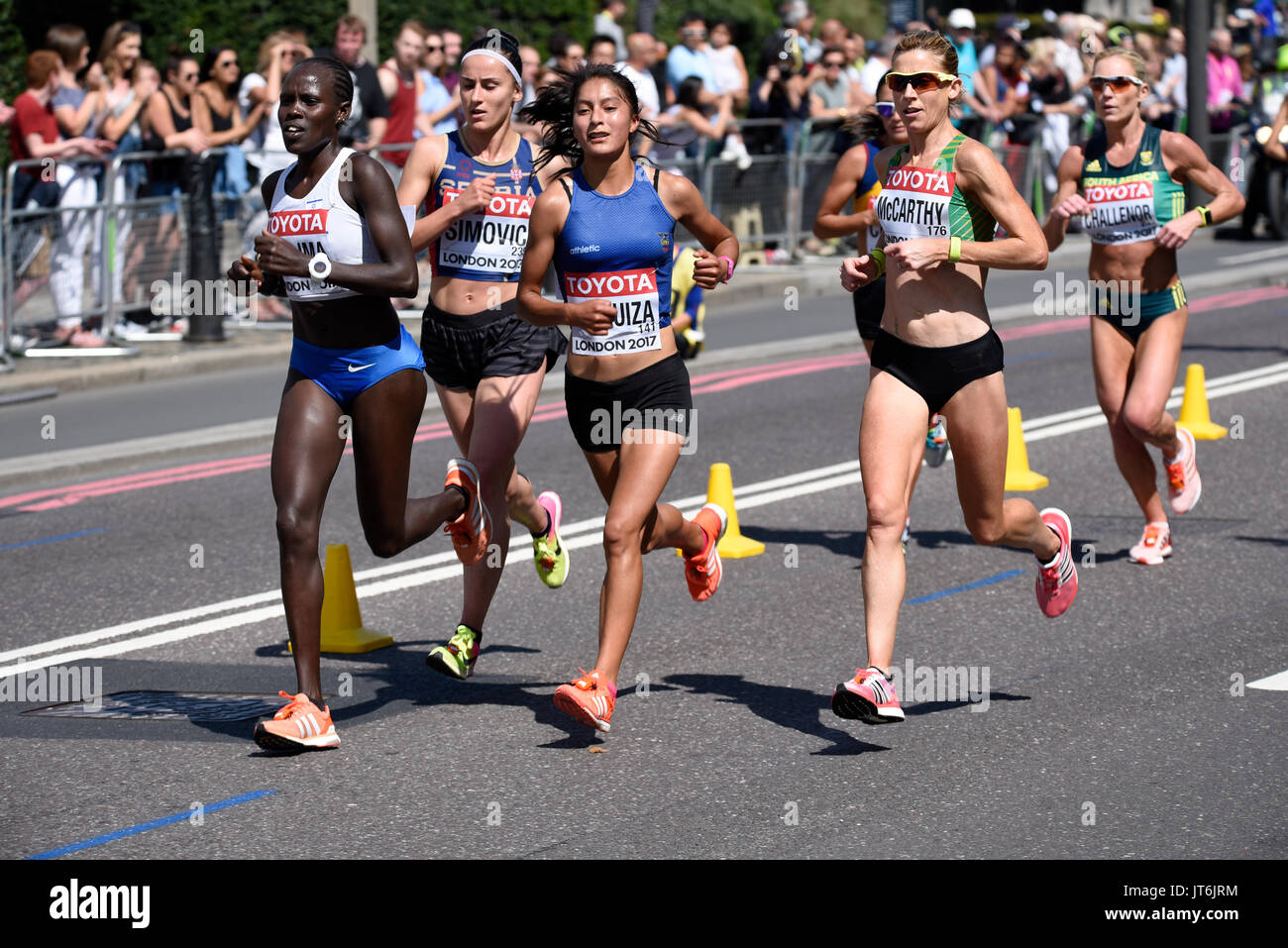 Mujeres atletas que corren en el Campeonato Mundial de la IAAF 2017 Maratón carrera en Londres, Reino Unido Foto de stock