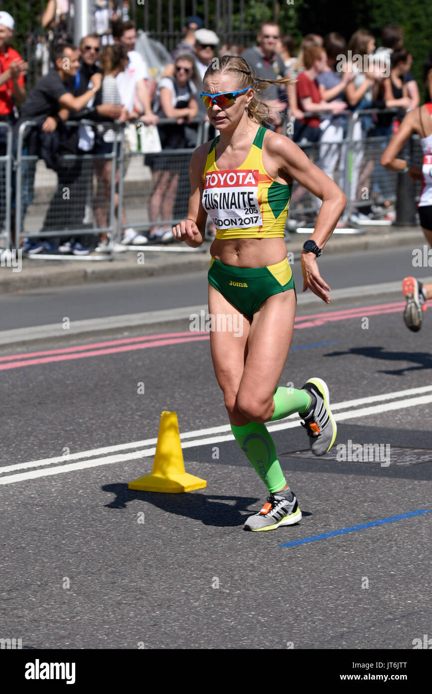 Vaida Zusinaite de Lituania corriendo en el Campeonato Mundial de la IAAF 2017 Maratón carrera en Londres, Reino Unido Foto de stock