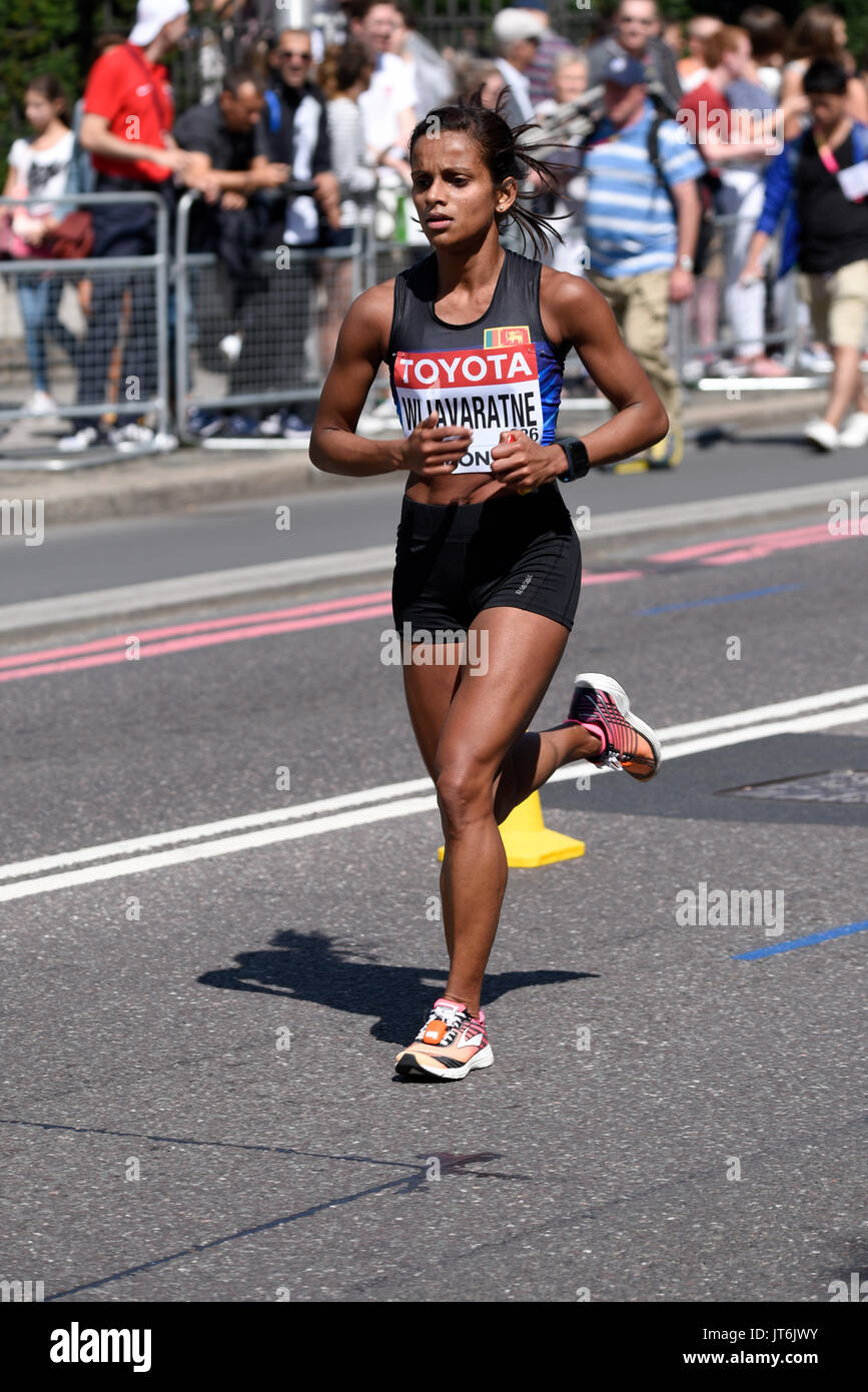 Hiruni Kesara Wijavaratne de Sri Lanka corriendo en el Campeonato Mundial de la IAAF 2017 Maratón carrera en Londres, Reino Unido Foto de stock