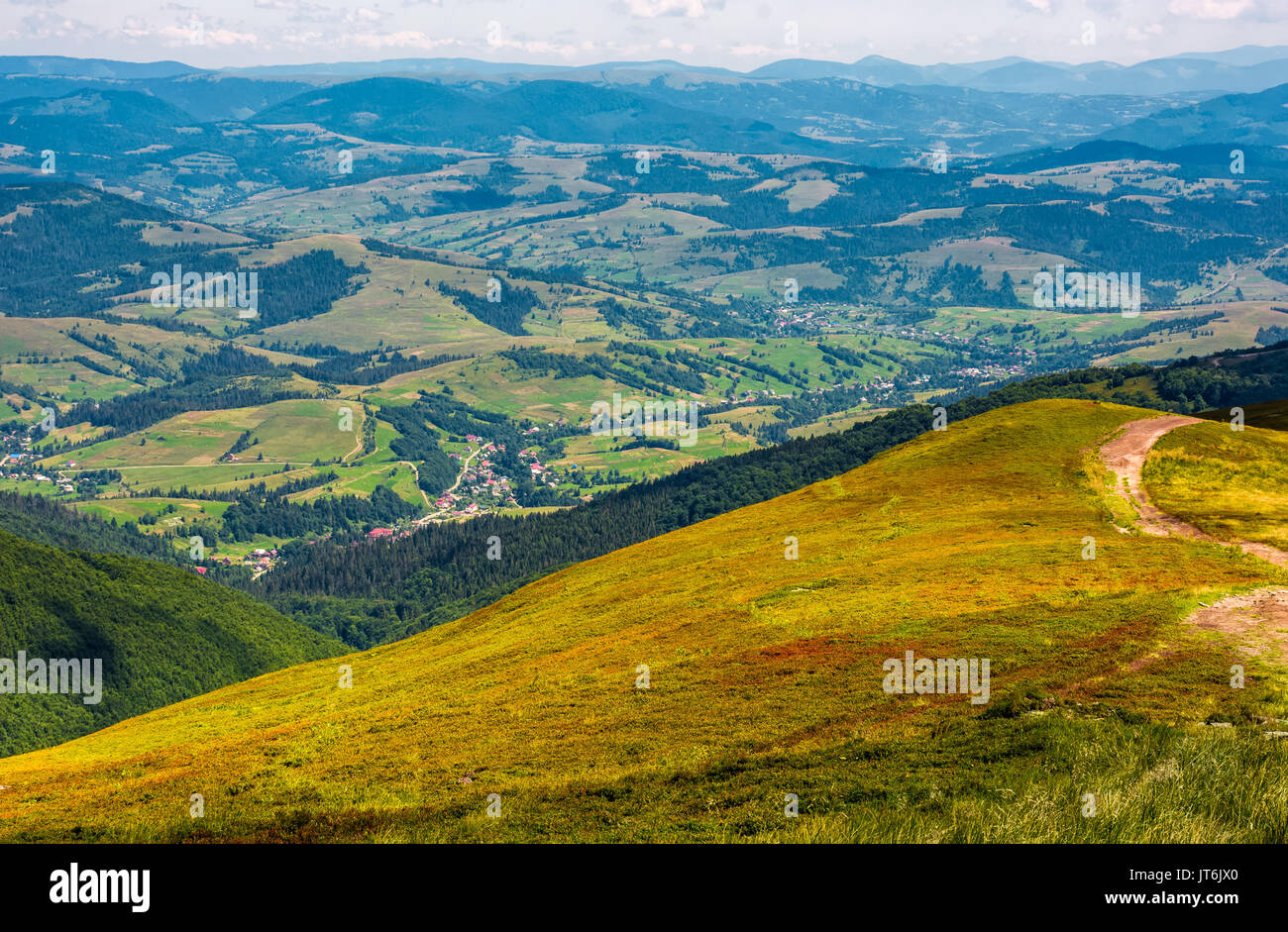 Vista de la zona rural de la alta montaña. precioso paisaje de verano en las montañas de los Cárpatos. Foto de stock