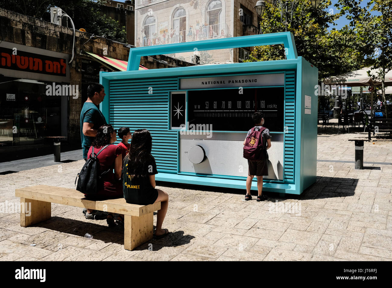 Las personas interactúan con un receptor de radio gigante en el centro de  Jerusalén Fotografía de stock - Alamy