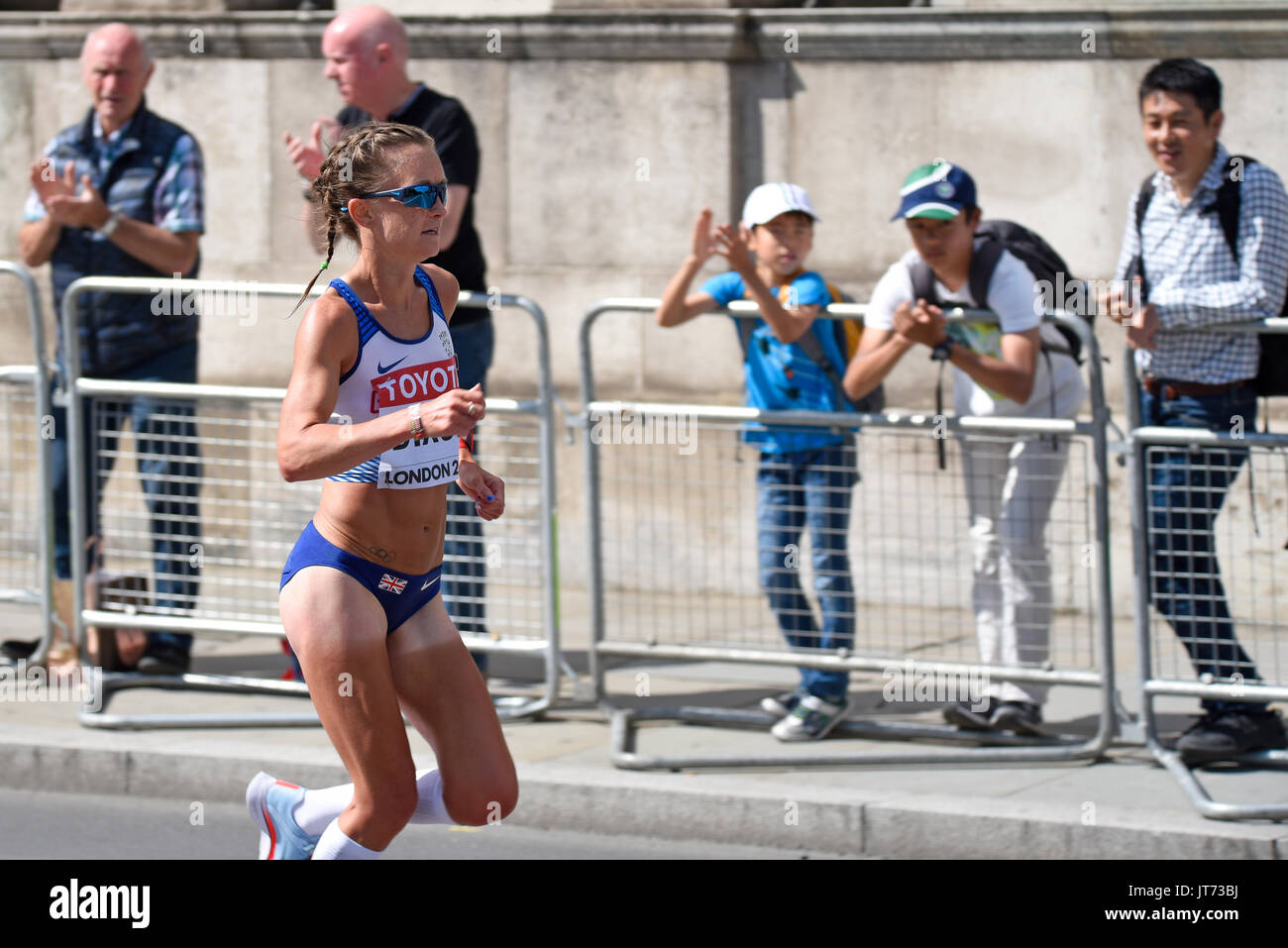 Alyson Dixon de Gran Bretaña corriendo en el Campeonato Mundial de la IAAF 2017 Maratón carrera en Londres, Reino Unido. Con apoyo público Foto de stock