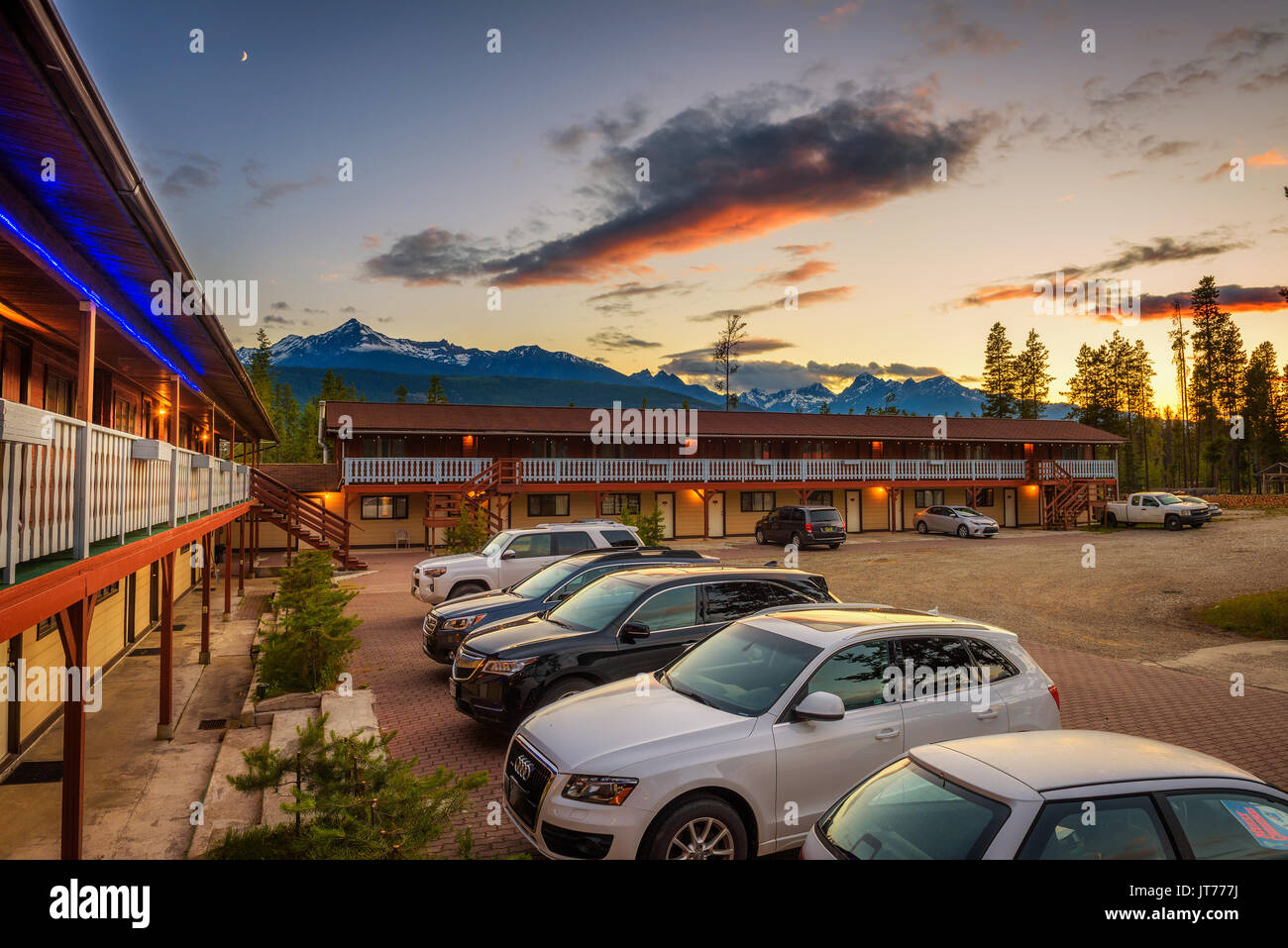 VALEMOUNT, Canadá - 29 de junio de 2017 : Verano puestas de sol sobre las Montañas Rocosas canadienses y el Rocky Inn en Valemount. Foto de stock