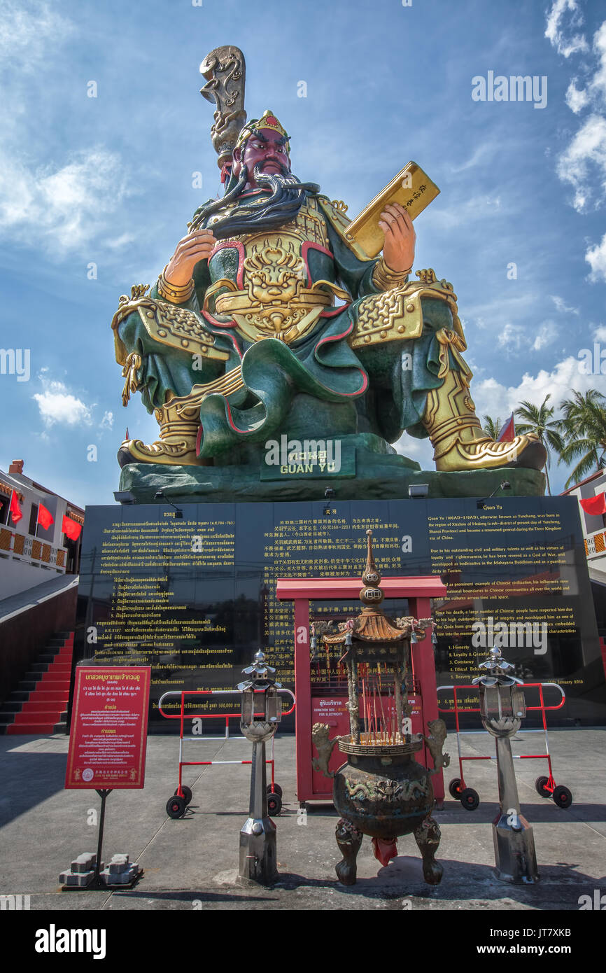 Colorido chino grande estatua de Guan Yu en Hua Thanon, Koh Samui,  Tailandia Fotografía de stock - Alamy