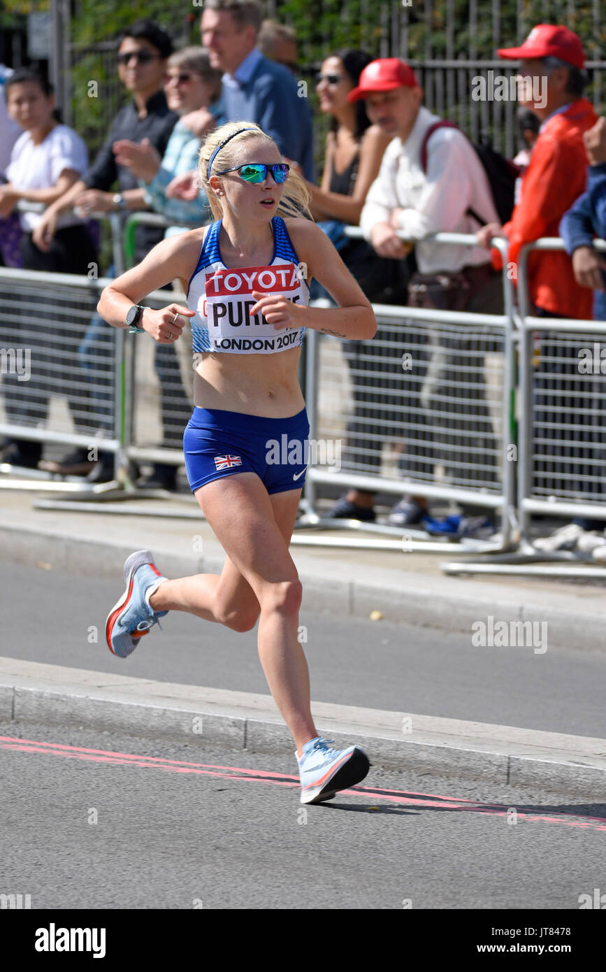 La atleta británica Charlotte Purdue corriendo en la carrera de maratón del Campeonato Mundial de la IAAF 2017 en Londres, Reino Unido Foto de stock