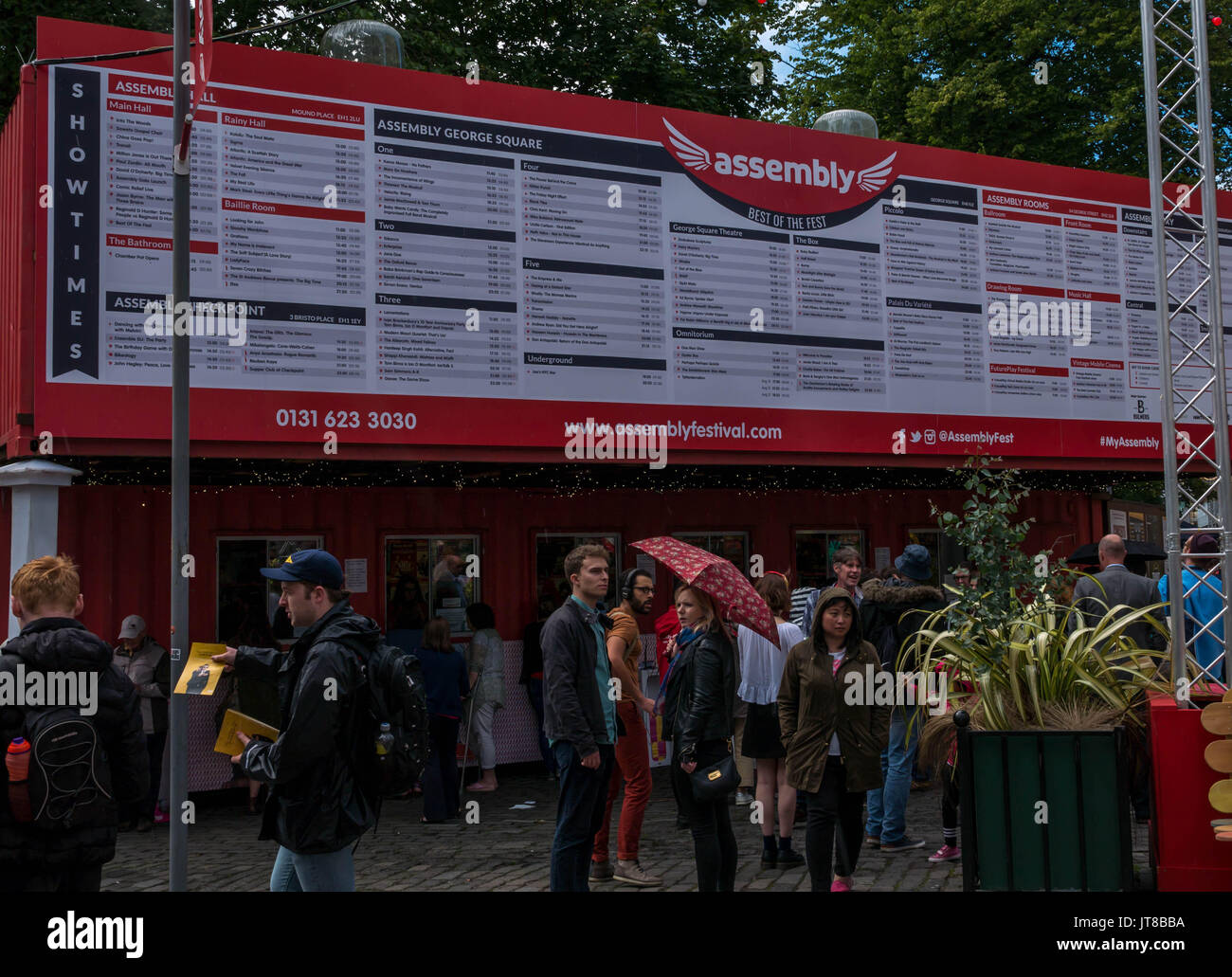 Edimburgo, Escocia, Reino Unido, 7 de agosto de 2017. Fringe Festival de una taquilla, General en George Square, con gente cola para tickets y distribuyendo volantes Foto de stock