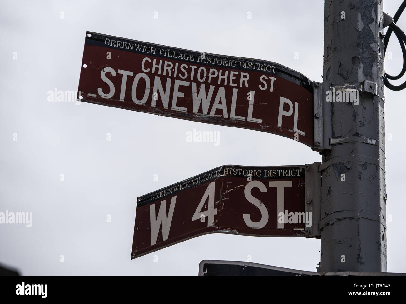 La Ciudad de Nueva York, Nueva York, Estados Unidos. 6 ago, 2017. La fachada de la histórica Stonewall Inn, donde las revueltas tuvo lugar en junio de 1969 debido a la presunta persecución a las redadas. Las protestas en Greenwich Village son consideradas las primeras protestas por los derechos gay pride y donde el movimiento comenzó. Más recientemente, en febrero de 2017, una protesta contra la prohibición de musulmanes y contra los ataques contra la comunidad LGBTQ resultó en arrestos de activistas conocido como la ''Stonewall 4''. Su juicio tuvo lugar el 07 de agosto de 2017. Crédito: Sachelle Babbar/Zuma alambre/Alamy Live News Foto de stock
