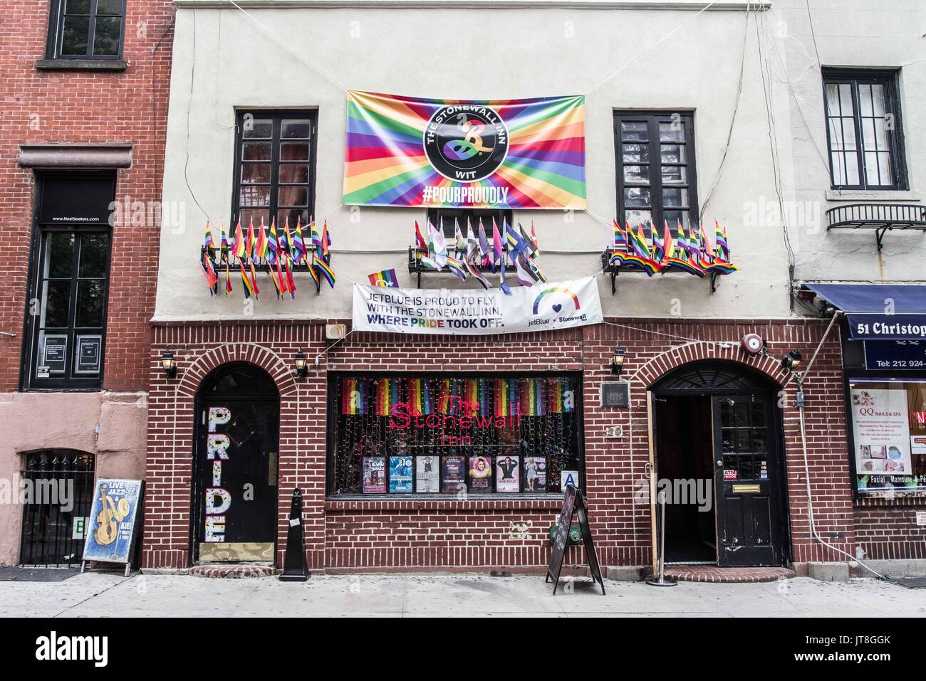 La Ciudad de Nueva York, Nueva York, Estados Unidos. 6 ago, 2017. Esquina de Stonewall Place, cerca del Stonewall Inn, donde las revueltas tuvo lugar en junio de 1969 debido a la presunta persecución a las redadas. Las protestas en Greenwich Village son consideradas las primeras protestas por los derechos gay pride y donde el movimiento comenzó. Más recientemente, en febrero de 2017, una protesta contra la prohibición de musulmanes y contra los ataques contra la comunidad LGBTQ resultó en arrestos de activistas conocido como la ''Stonewall 4''. Su juicio tuvo lugar el 07 de agosto de 2017. Crédito: Sachelle Babbar/Zuma alambre/Alamy Live News Foto de stock