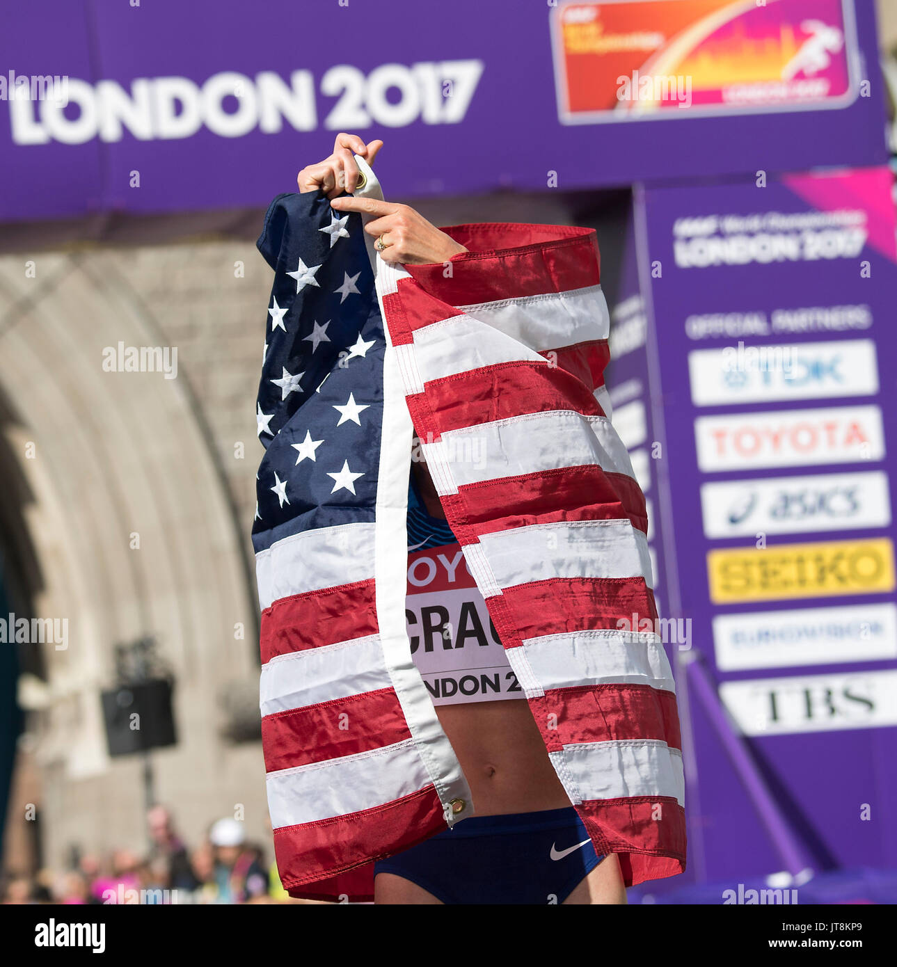Característica, Amy Cragg (EE.UU./ 3.Platz) eingehuellt in eine Fahne, Flagge auf der Ziel, Tower Bridge, Marathon der Frauen am 06.08.2017 Leichtathletik Weltmeisterschaft 2017 en Londres/ Grossbritannien, vom 04.08. - 13.08.2017. | Verwendung weltweit Foto de stock