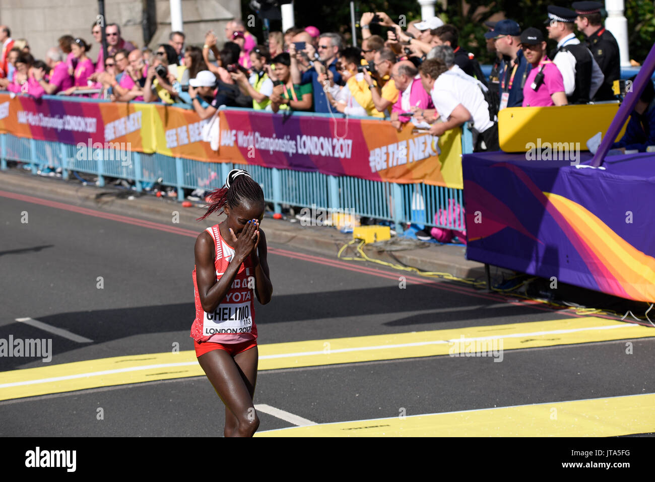 Rose Chelimo de Bahréin se emociona después de haber ganado el oro en la carrera de maratón del Campeonato Mundial de la IAAF 2017 en Londres, Reino Unido Foto de stock