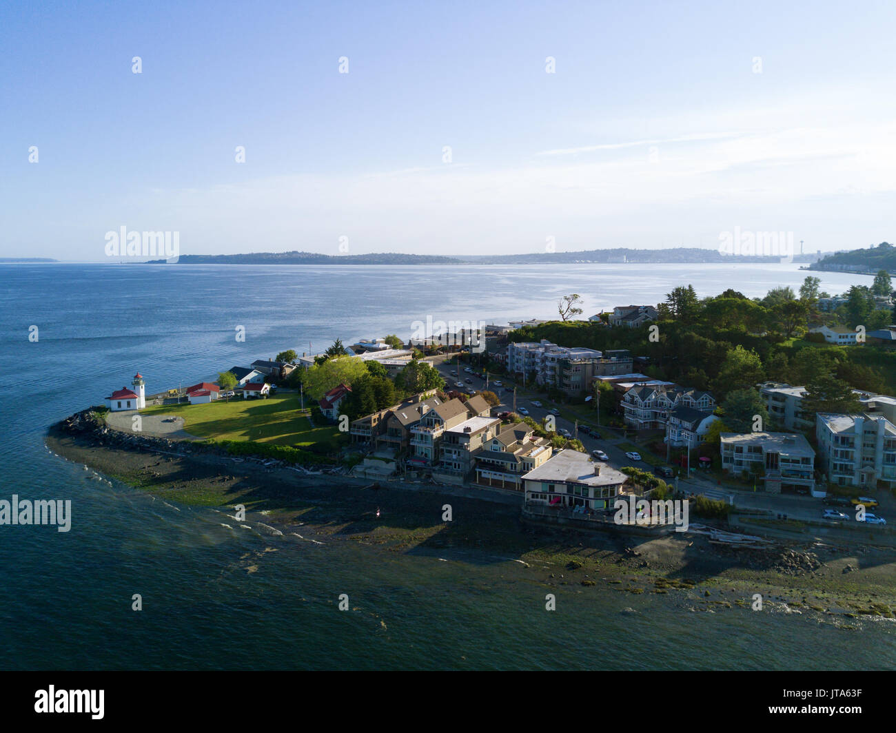 Vista aérea de Alki Point Lighthouse en Seattle, Washington. Foto de stock