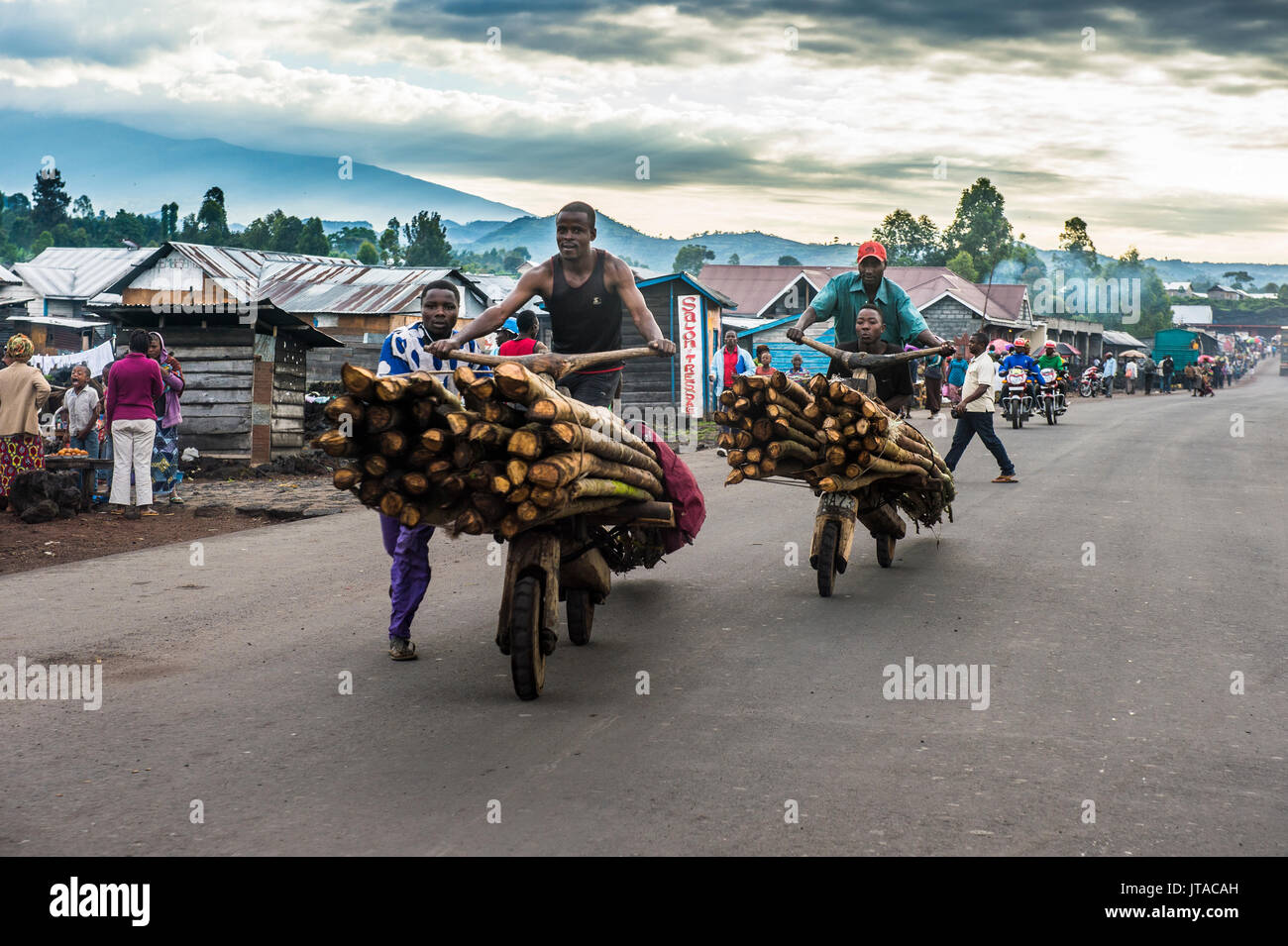 Los hombres locales transportar sus mercancías en compañías de fabricación propia, Goma, República Democrática del Congo, África Foto de stock