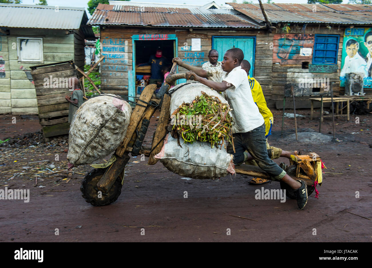 Hombre local transportar sus mercancías en compañías de fabricación propia, Goma, República Democrática del Congo, África Foto de stock