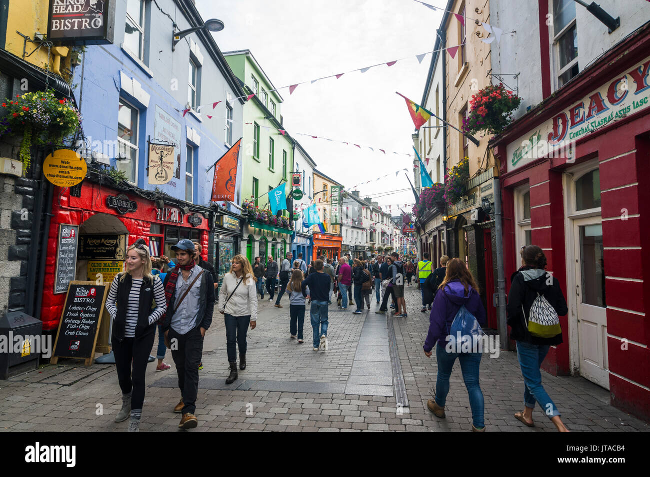 Transitada zona peatonal de Galway, Condado de Galway, Connacht, República de Irlanda, Europa Foto de stock