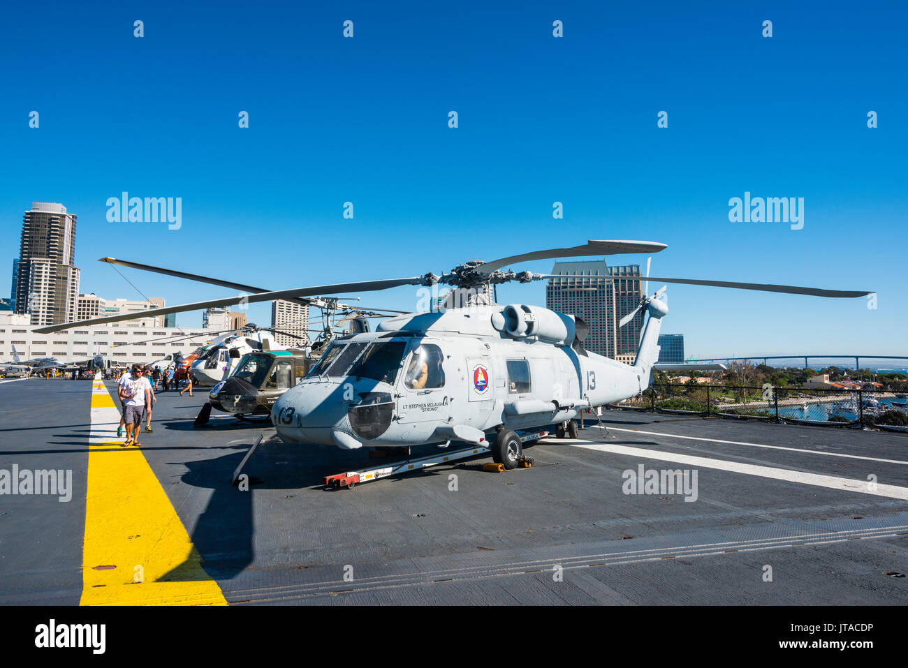 Los helicópteros en la cubierta del USS Midway Museum, San Diego, California, Estados Unidos de América, América del Norte Foto de stock