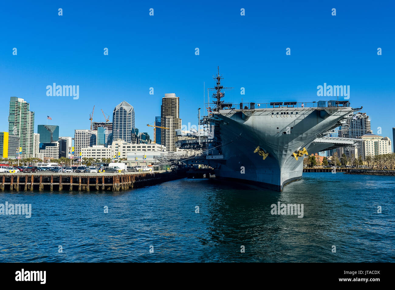 Horizonte de San Diego con el USS Midway, el puerto de San Diego, California, Estados Unidos de América, América del Norte Foto de stock
