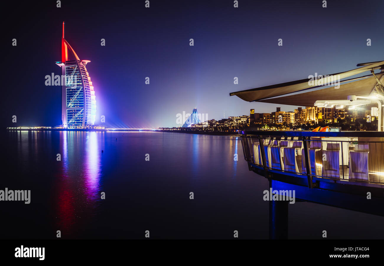 El Burj al-Arab noche exposición en Dubai, Emiratos Árabes Unidos, Oriente Medio Foto de stock
