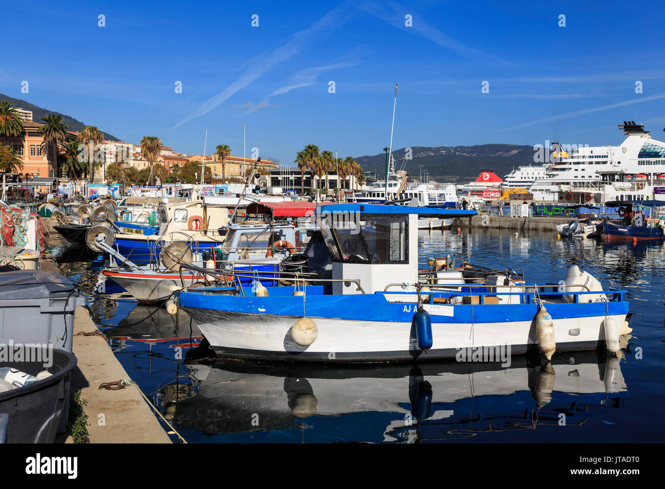 Antiguo puerto de barcos de pesca, buques de cruceros y transbordadores, vista a las montañas distantes, Ajaccio, Isla de Córcega, Francia, el Mediterráneo, Europa Foto de stock