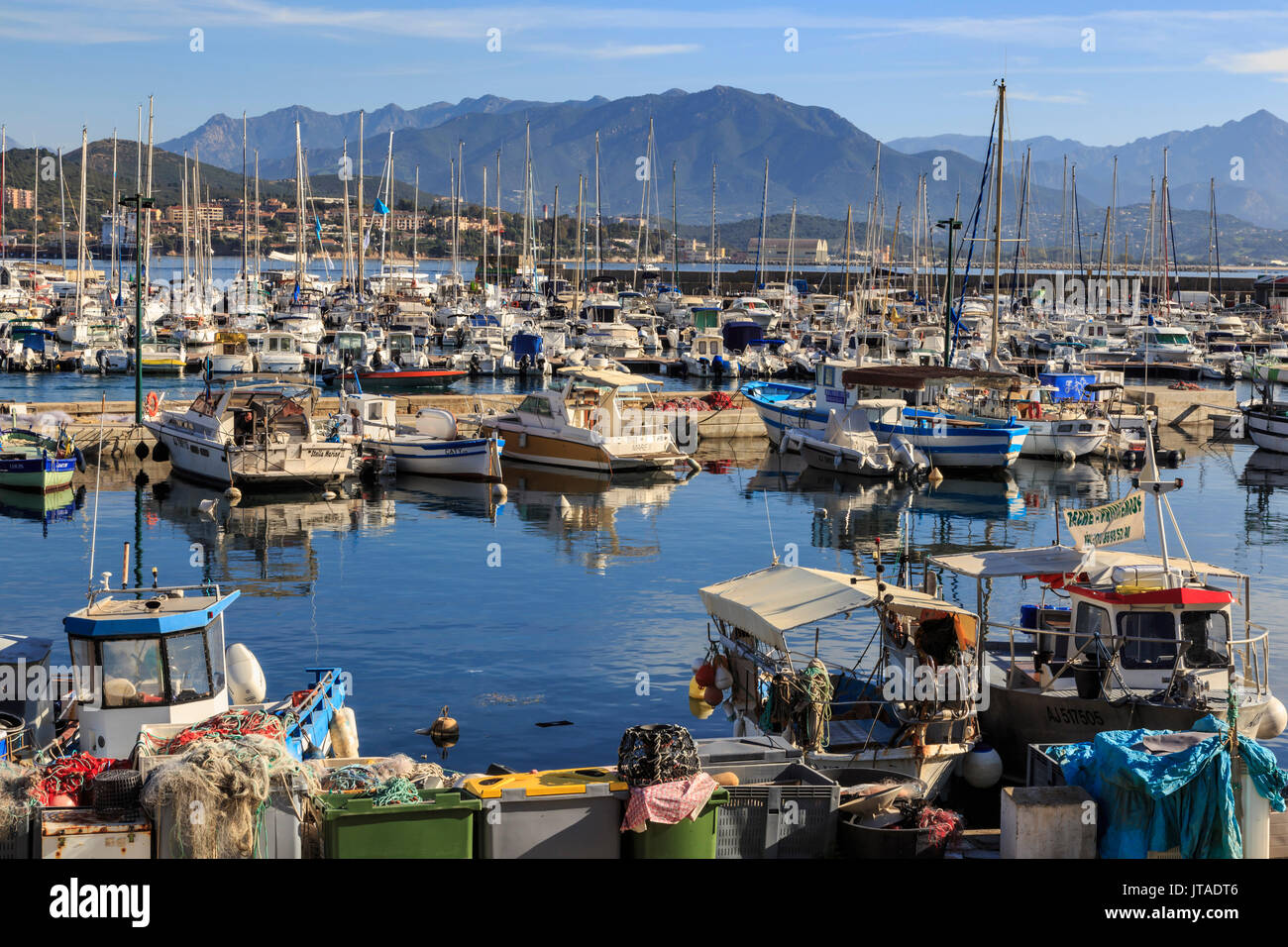 Antiguo puerto de barcos de pesca y yates, vista a las montañas distantes, Ajaccio, Isla de Córcega, Francia, el Mediterráneo, Europa Foto de stock