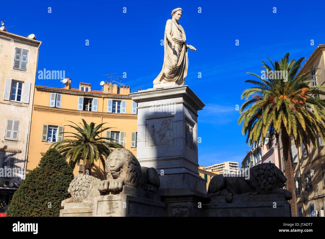 Estatua de Napoleón como emperador romano, con leones y palmeras, edificios de color pastel, Place Foch, Ajaccio, Isla de Córcega, Francia, Europa Foto de stock