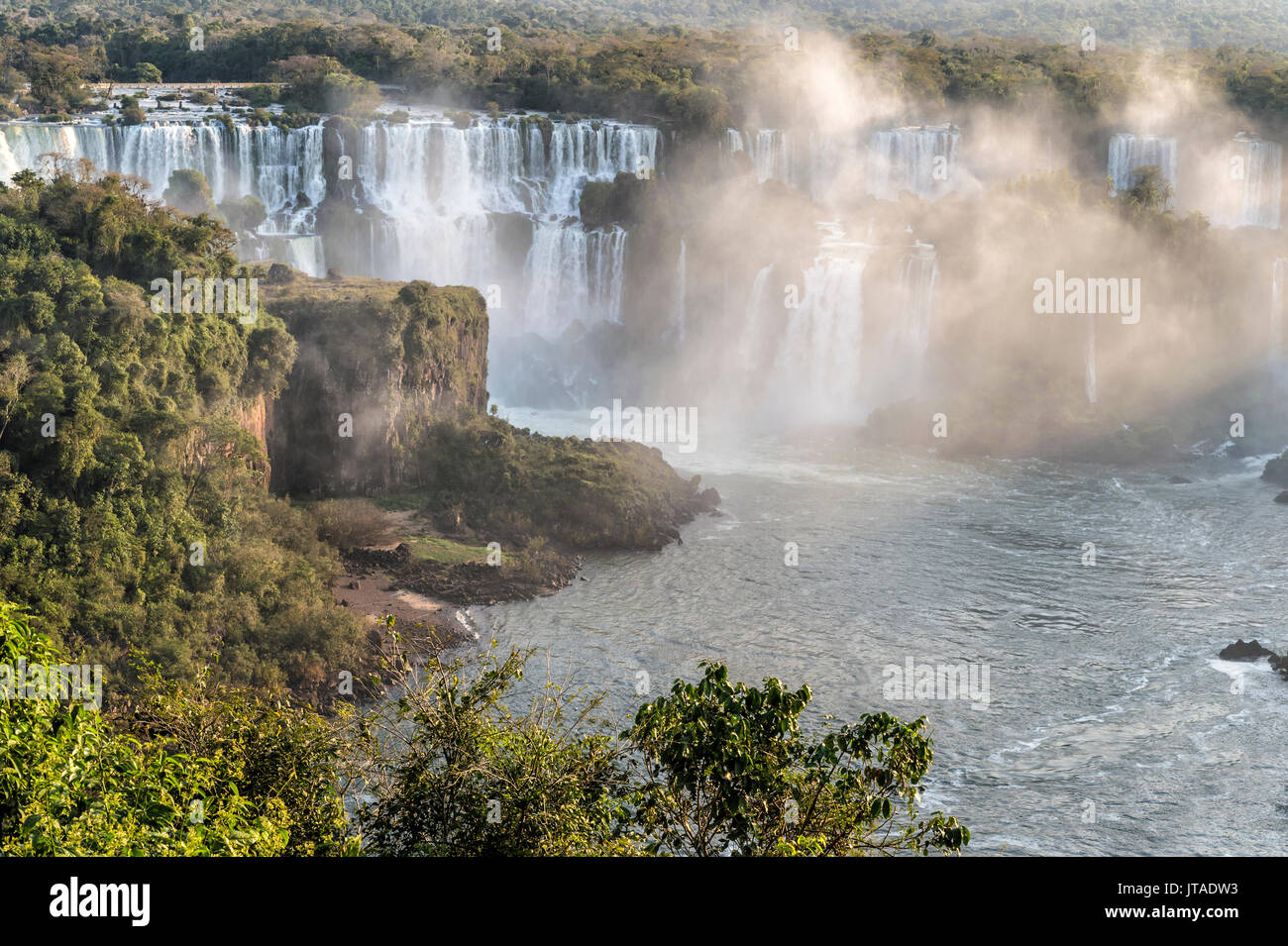 Vista de las Cataratas desde el lado brasileño, Sitio del Patrimonio Mundial de la UNESCO, la ciudad de Foz do Iguaçu, estado de Paraná, Brasil, América del Sur Foto de stock