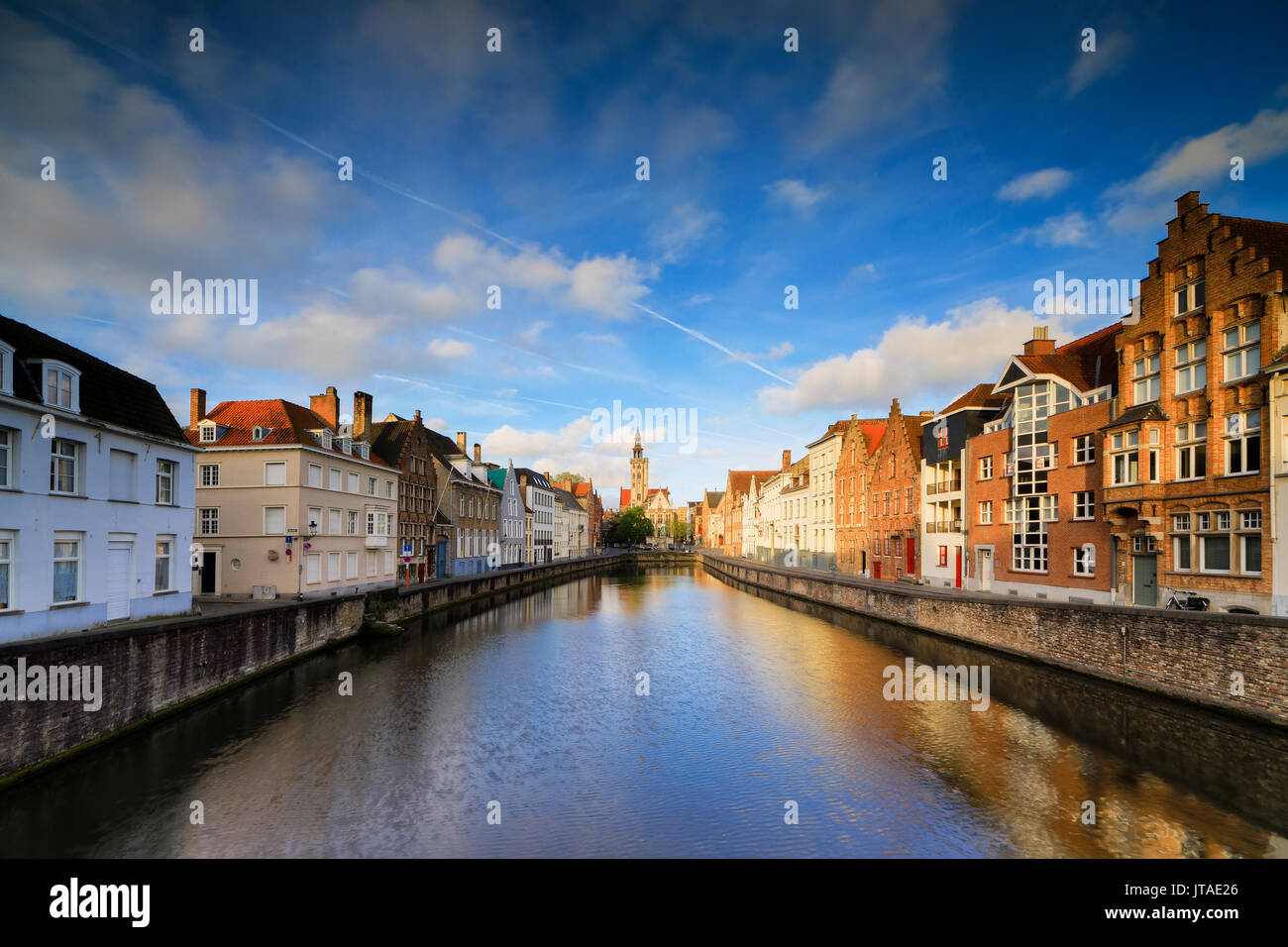 Cielo brillante al amanecer en casas y edificios históricos del centro de la ciudad se refleja en el canal, brujas, Flandes Occidental, Bélgica, Europa Foto de stock