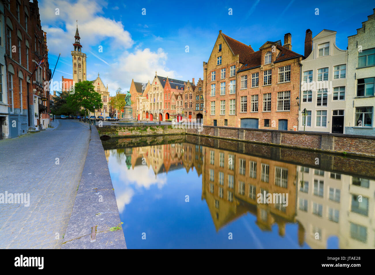 Cielo brillante al amanecer en casas y edificios históricos del centro de la ciudad se refleja en el canal, brujas, Flandes Occidental, Bélgica, Europa Foto de stock