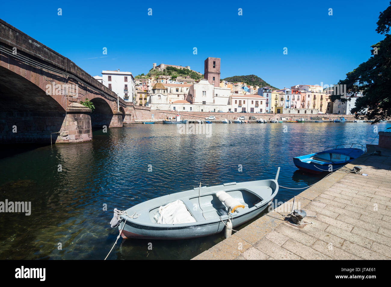La localidad de Bosa en el río Temo, Cerdeña, Italia, Europa Foto de stock