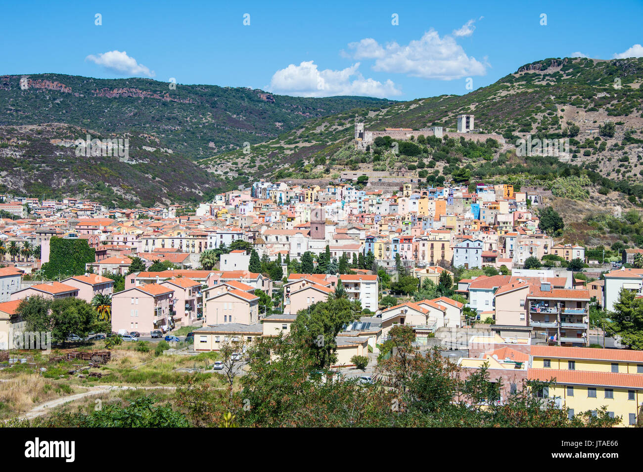Vistas de la ciudad de Bosa en el río Temo, Cerdeña, Italia, Europa Foto de stock