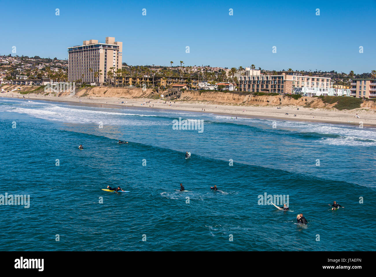 Los surfistas esperando en las aguas de La Jolla para la próxima ola grande, California, Estados Unidos de América, América del Norte Foto de stock