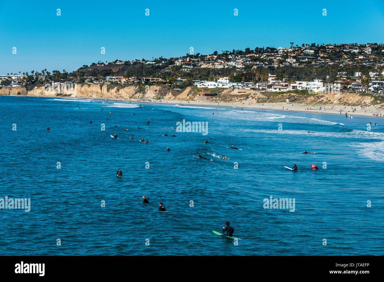 Los surfistas esperando en las aguas de La Jolla para la próxima ola grande, California, Estados Unidos de América, América del Norte Foto de stock