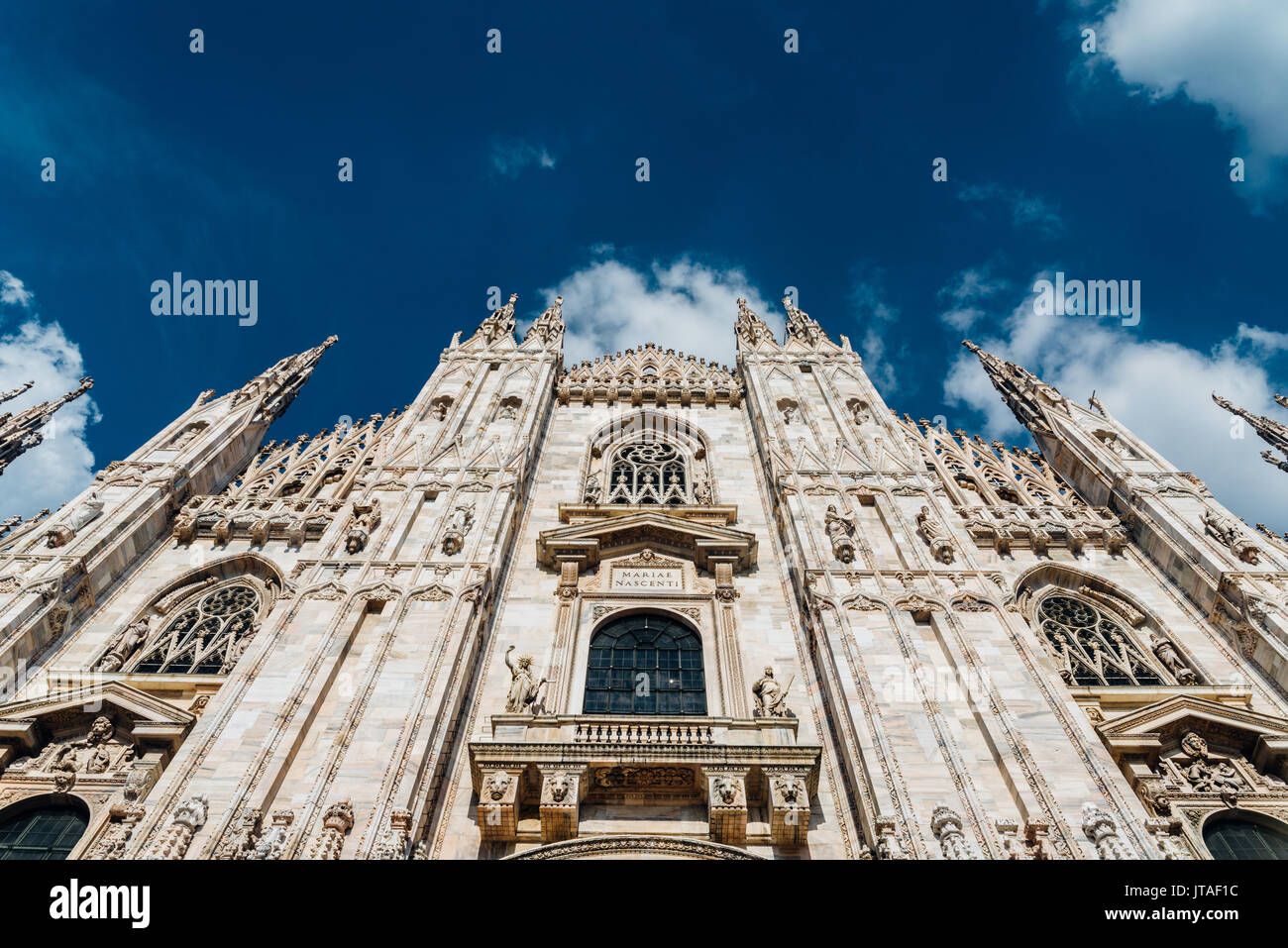 Frontal y amplio ángulo de visión de Milán la icónica catedral Duomo, Milan, Italia, Europa Foto de stock