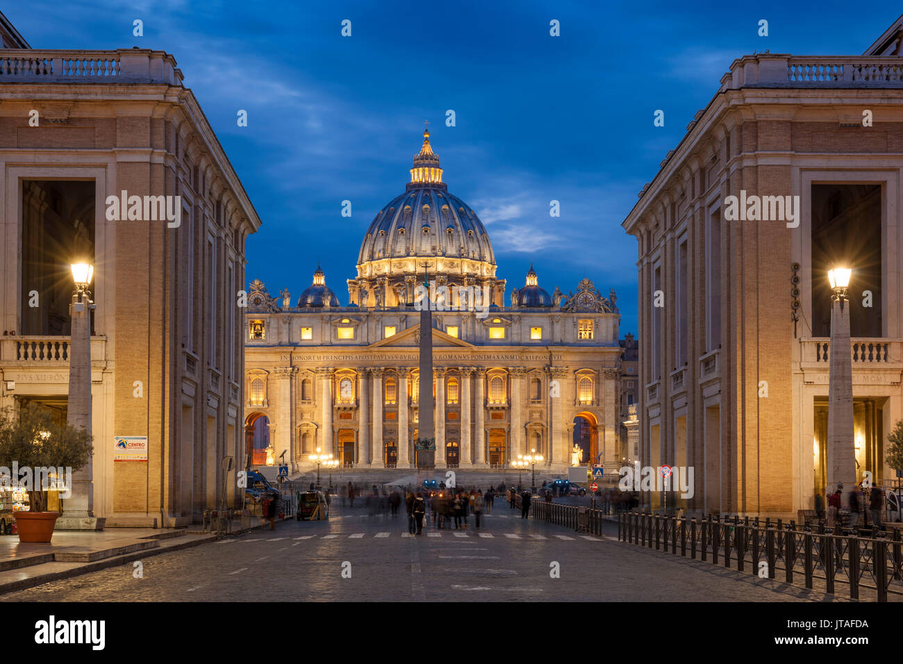 La Plaza San Pedro y la Basílica de San Pedro en la noche, la Ciudad del Vaticano, Sitio del Patrimonio Mundial de la UNESCO, Roma, Lazio, Italia, Europa Foto de stock