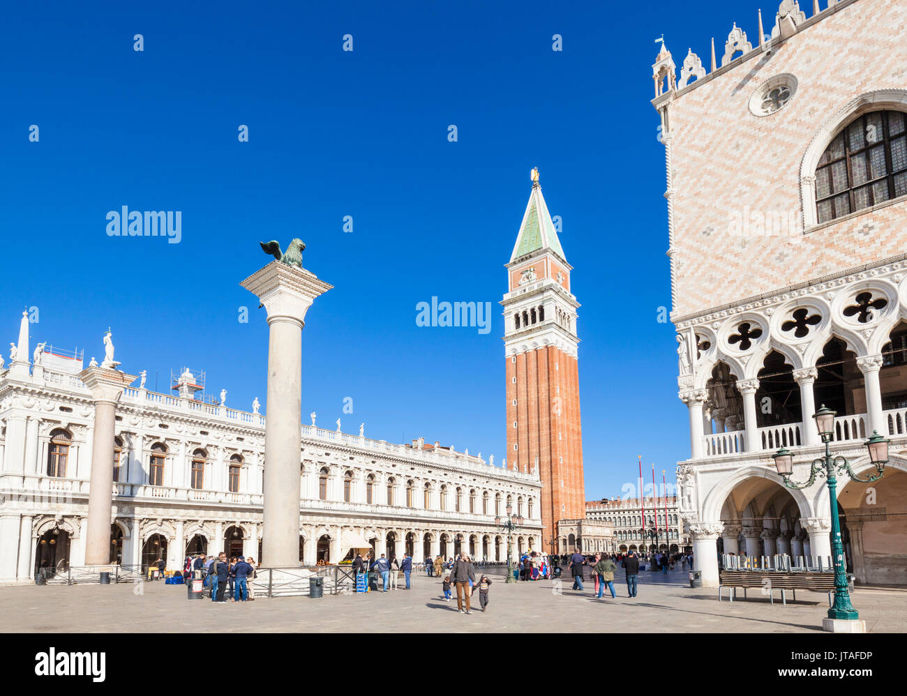 El Campanile tower, el Palazzo Ducale (Palacio Ducal), Piazzetta, la Plaza de San Marcos, en Venecia, Sitio del Patrimonio Mundial de la UNESCO, Véneto, Italia, Europa Foto de stock