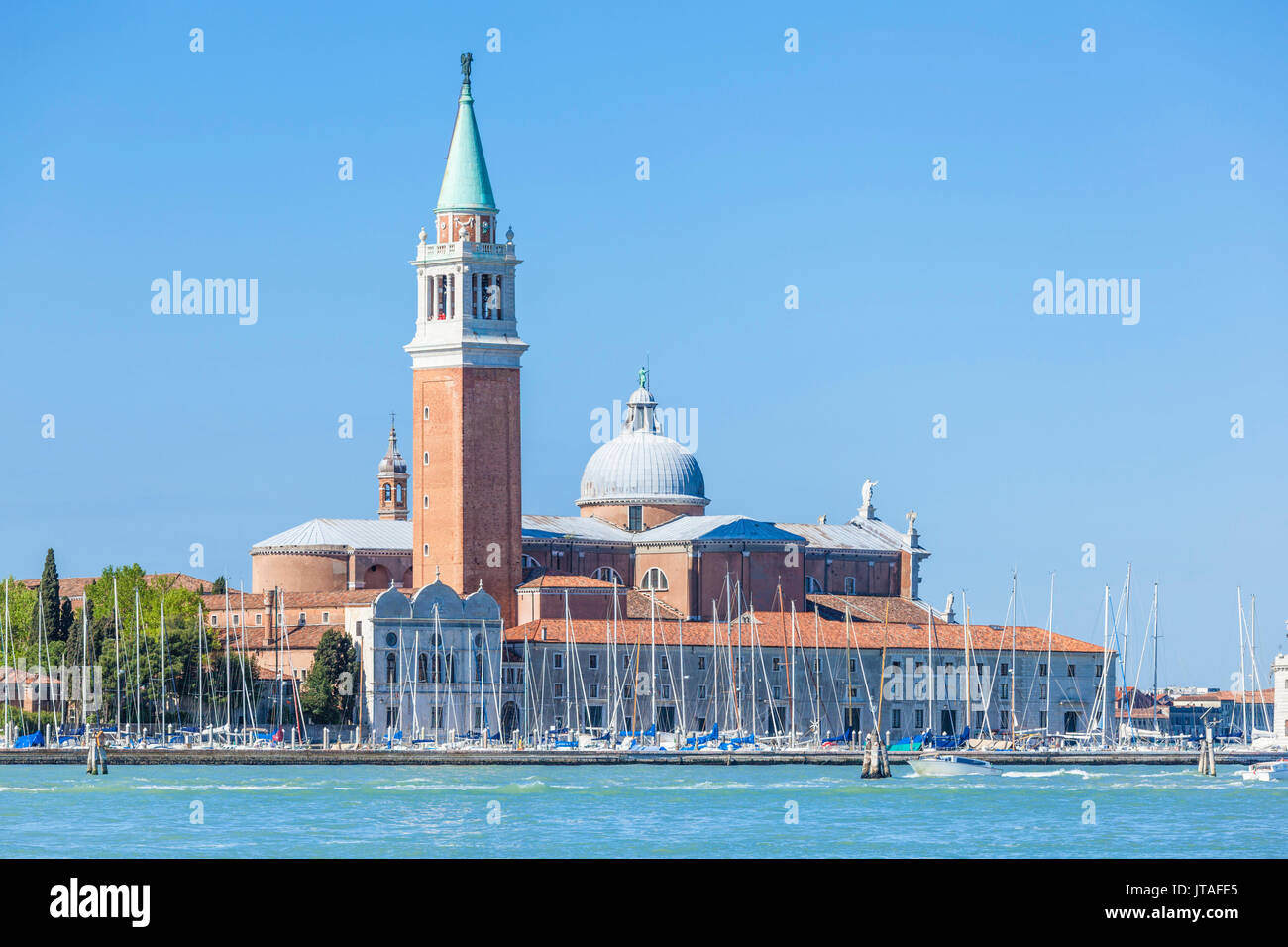 El Campanile torre e iglesia de San Giorgio Maggiore por Palladio, isla de San Giorgio Maggiore, Venecia, Sitio del Patrimonio Mundial de la UNESCO, Veneto, Italia, EUR Foto de stock