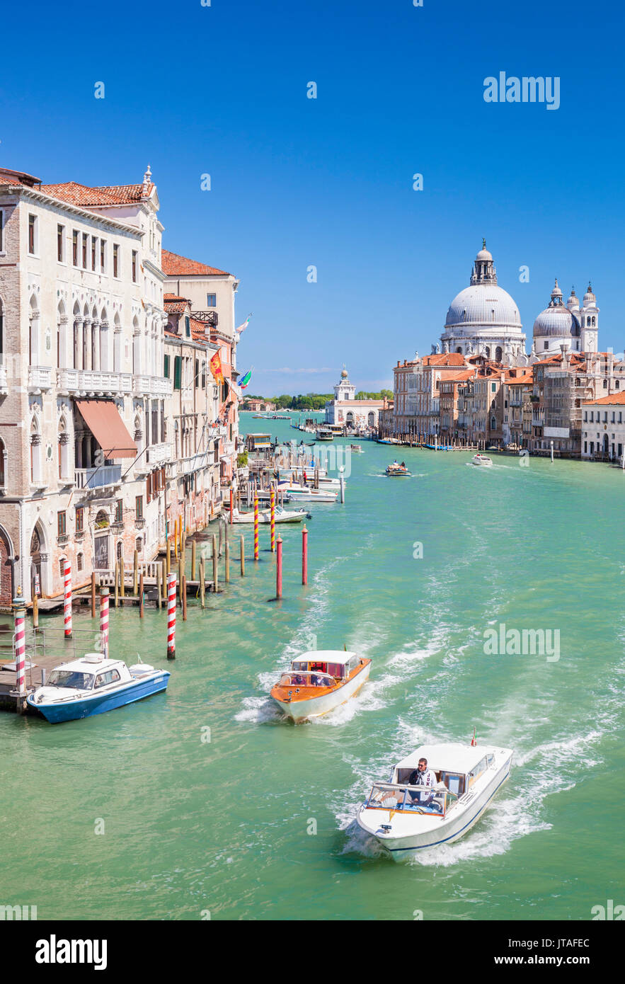 Vaporettos (taxis acuáticos) pasando por el Palazzo Barbaro y la Santa Maria della Salute en el Gran Canal, Venecia, UNESCO, Italia Foto de stock