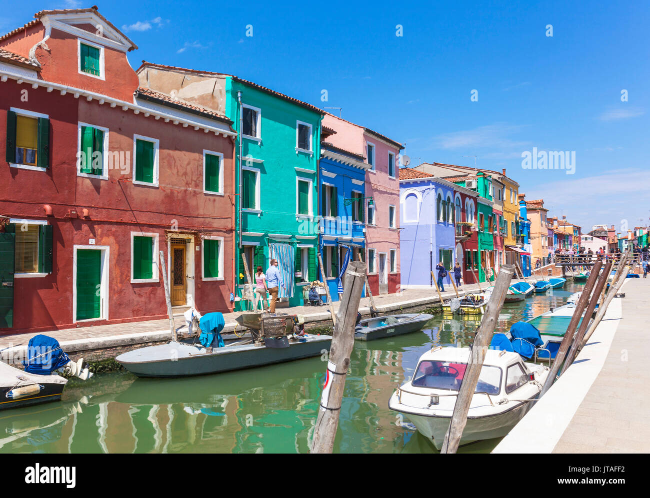 Colores brillantes fishermens casas rurales en la isla de Burano en Venice lagoon (laguna de Venecia), Venecia, Sitio del Patrimonio Mundial de la UNESCO, Veneto, Ital Foto de stock
