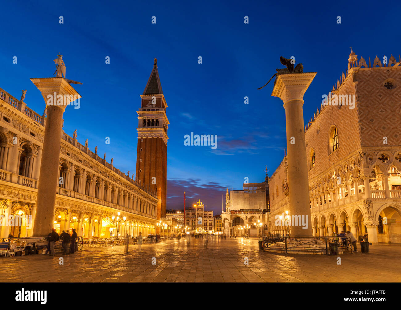Torre Campanile, Palazzo Ducale (Palacio de los Doges), Piazzetta, Plaza de San Marcos, por la noche, Venecia, UNESCO, Véneto, Italia, Europa Foto de stock