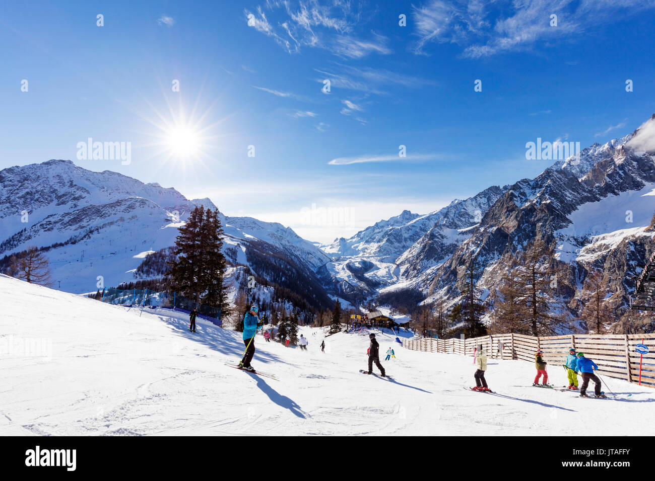 Estación de esquí de Courmayeur, Valle de Aosta, Alpes Italianos, Italia, Europa Foto de stock