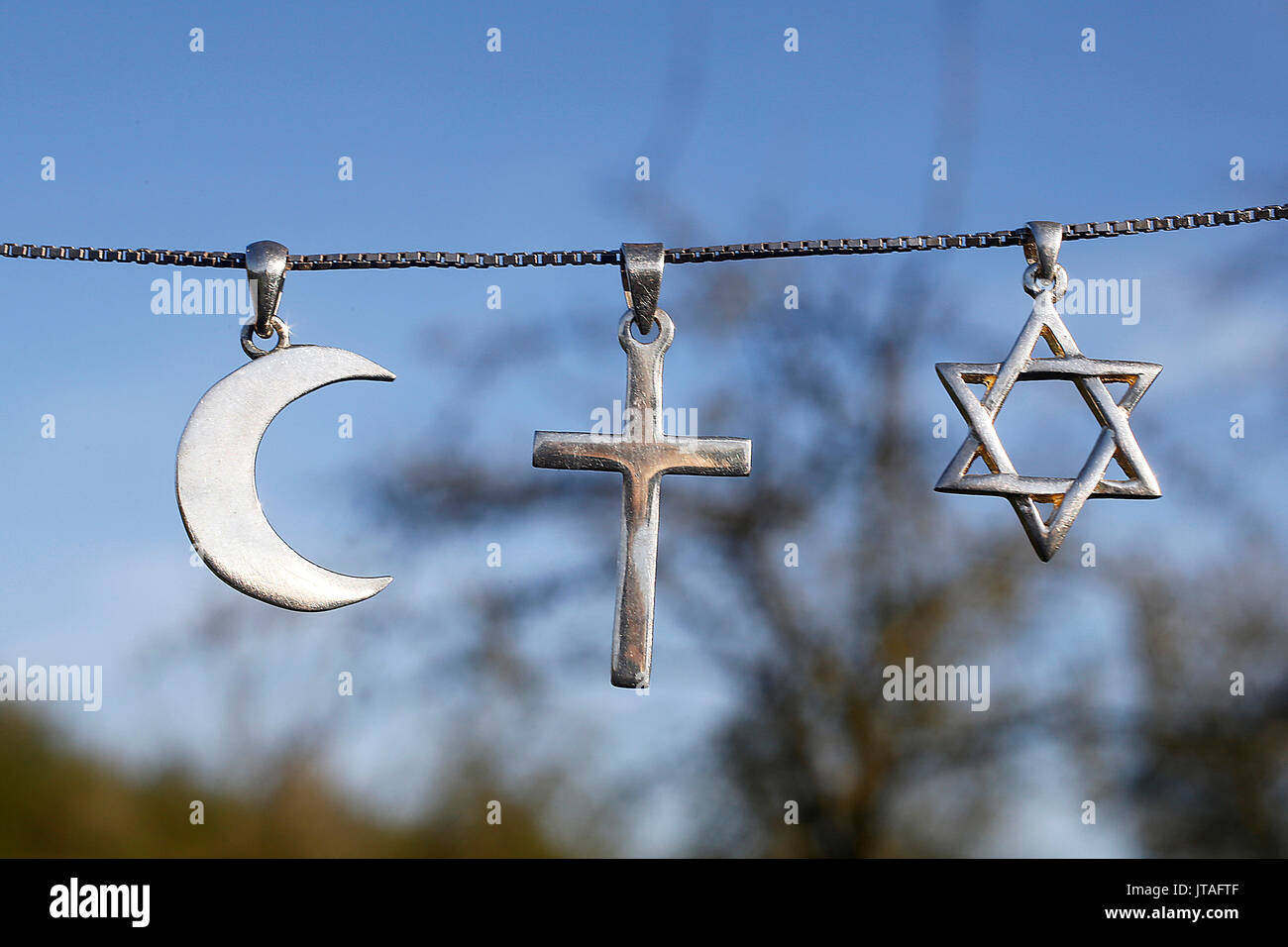 Símbolos del Islam, el cristianismo y el judaísmo, Eure, Francia, Europa Foto de stock