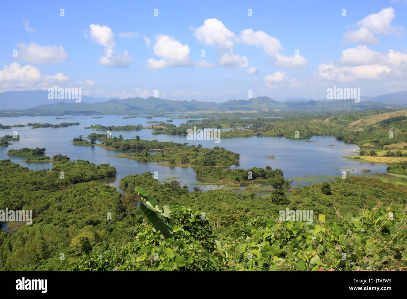 El paisaje, el lago y las islas de Nam Ngum, provincia de Vientiane, Laos, Indochina, en el sudeste de Asia, Asia Foto de stock