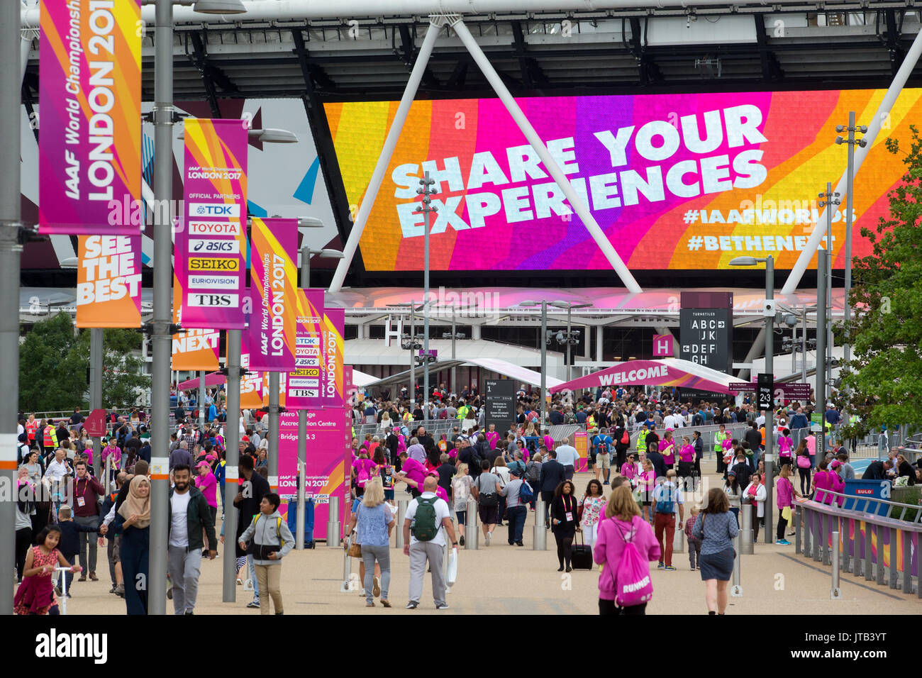 Los espectadores llegan al estadio de Londres en el Queen Elizabeth Olympic Park en Stratford, Londres acoger el Campeonato Mundial de Atletismo de la IAAF de 2017 Foto de stock