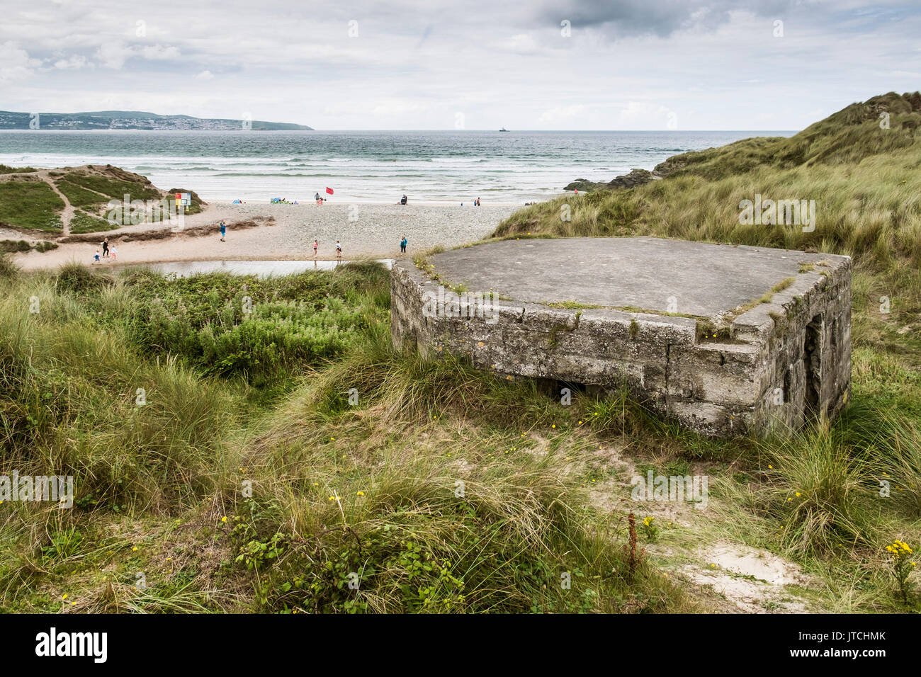 Un viejo pastillero desde la segunda guerra mundial con vistas a la playa de Towans Gwithian en Cornwall. Foto de stock