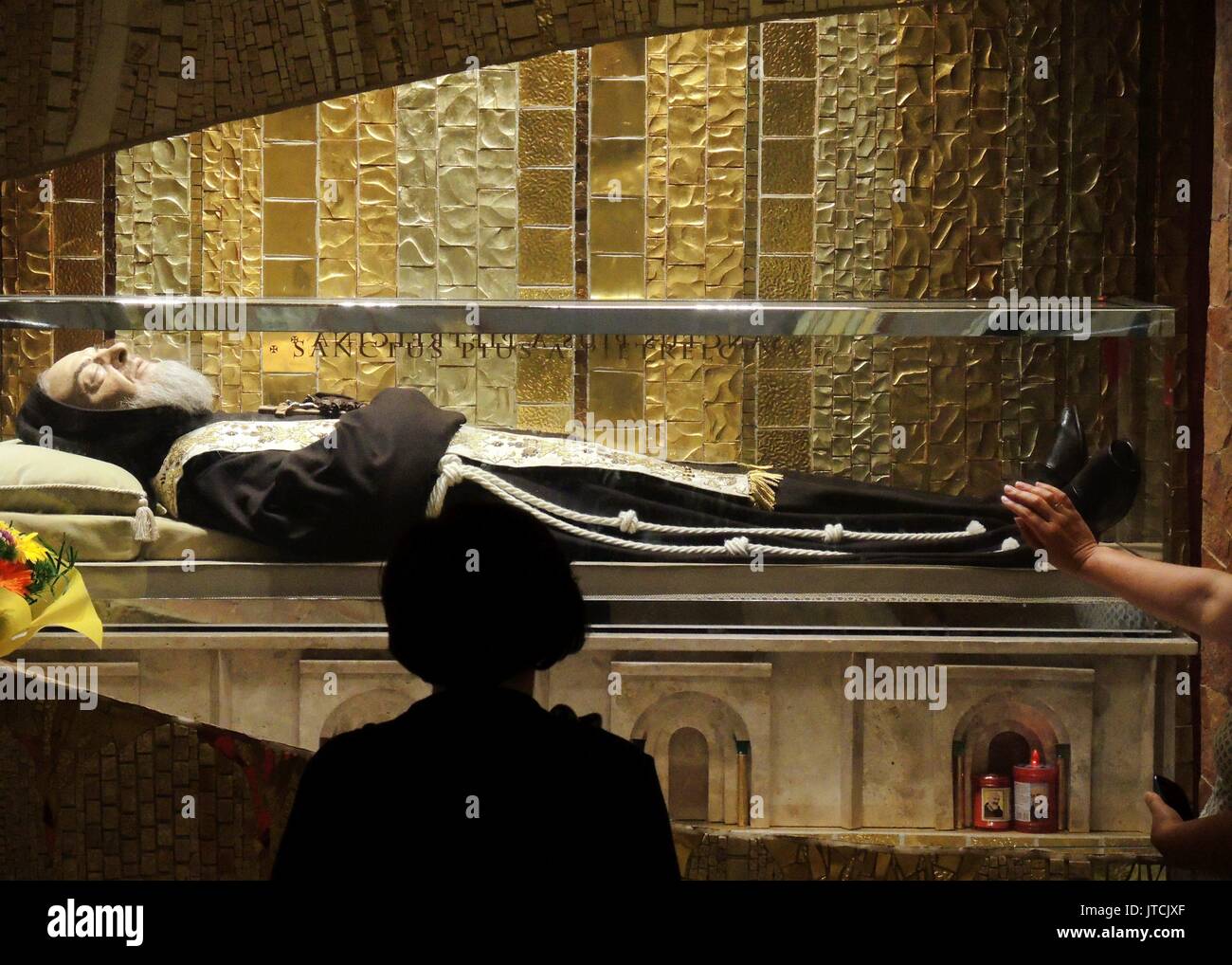 El cadáver disecado de San Padre Pio está constantemente expuesta en un  vidrioso ataúd en la Iglesia de San Pío de Pietrelcina en San Giovanni  Rotondo (Apulia/Italia). Uso | en todo el