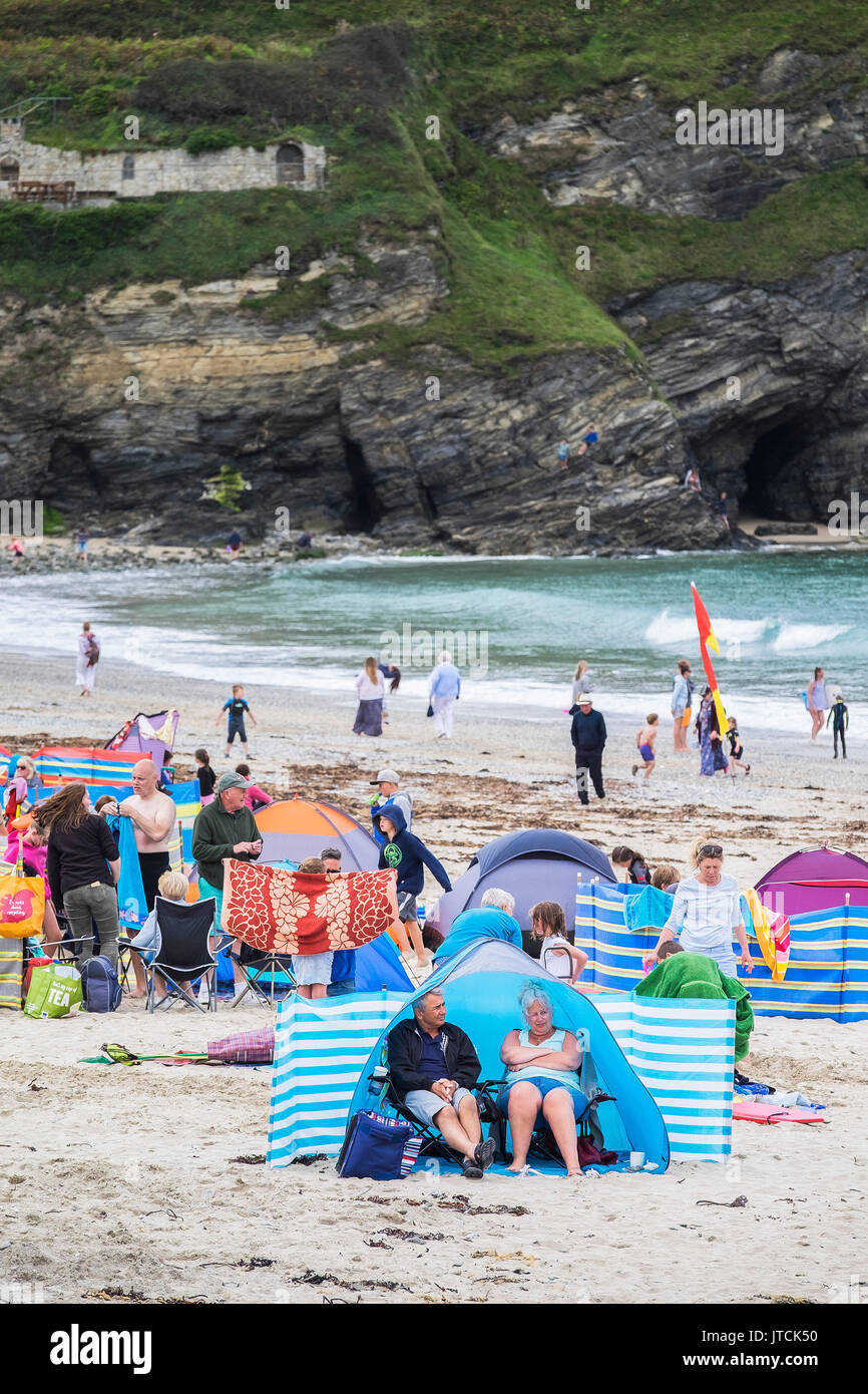Turistas en vacaciones de vacaciones relajándose en la playa en Portreath, Cornwall. Foto de stock