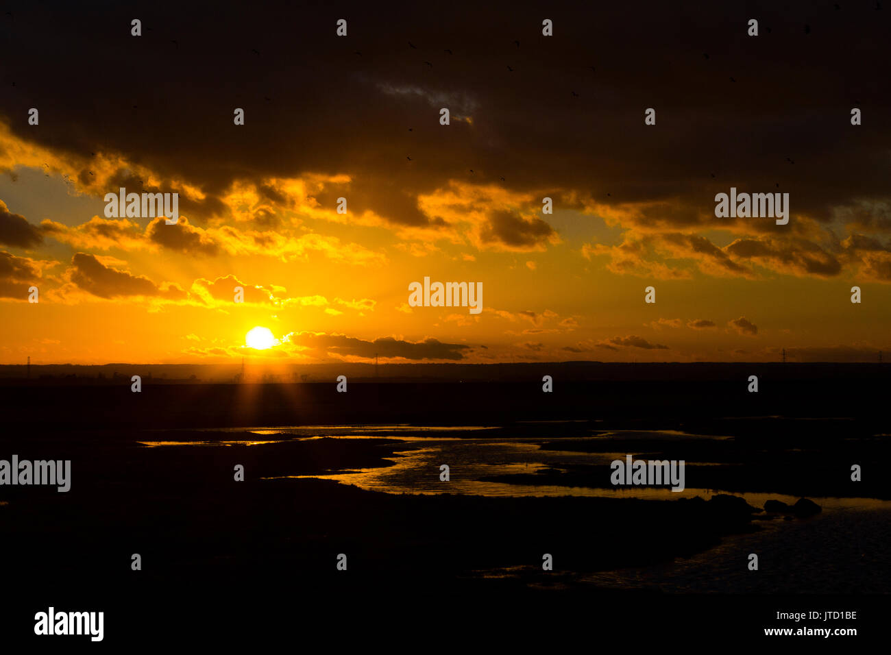 La isla de Sheppey. Espectacular puesta de sol sobre los pantanos. Foto de stock
