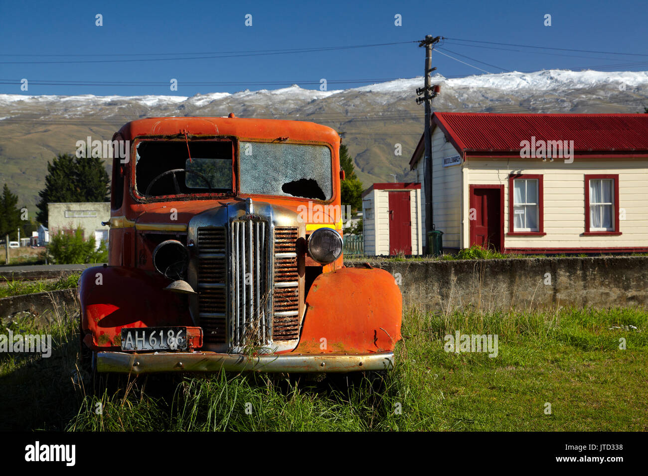 Vintage Austin carretilla y Middlemarch Railway Station, Strath Taieri, Otago, Isla del Sur, Nueva Zelanda Foto de stock