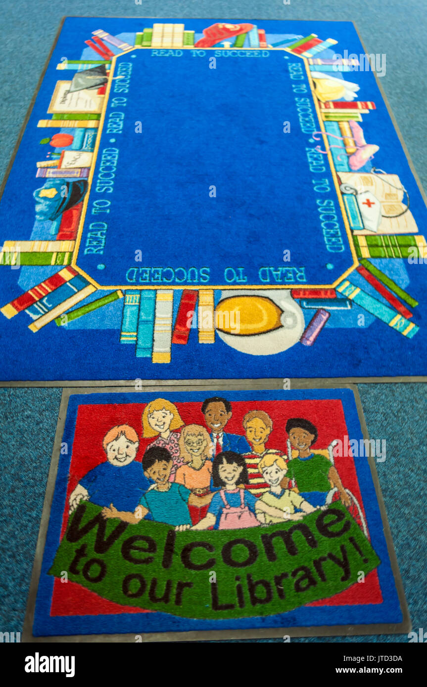 Una moderna biblioteca escolar con una alfombra de bienvenida y otras  alfombras, Ontario, Canadá. Los motivos muestran libros, inclusividad y  diversidad de niños. Colorido Fotografía de stock - Alamy
