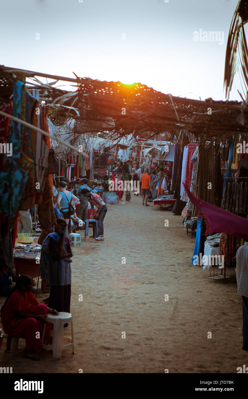 La gente en bazar étnico fuera Foto de stock