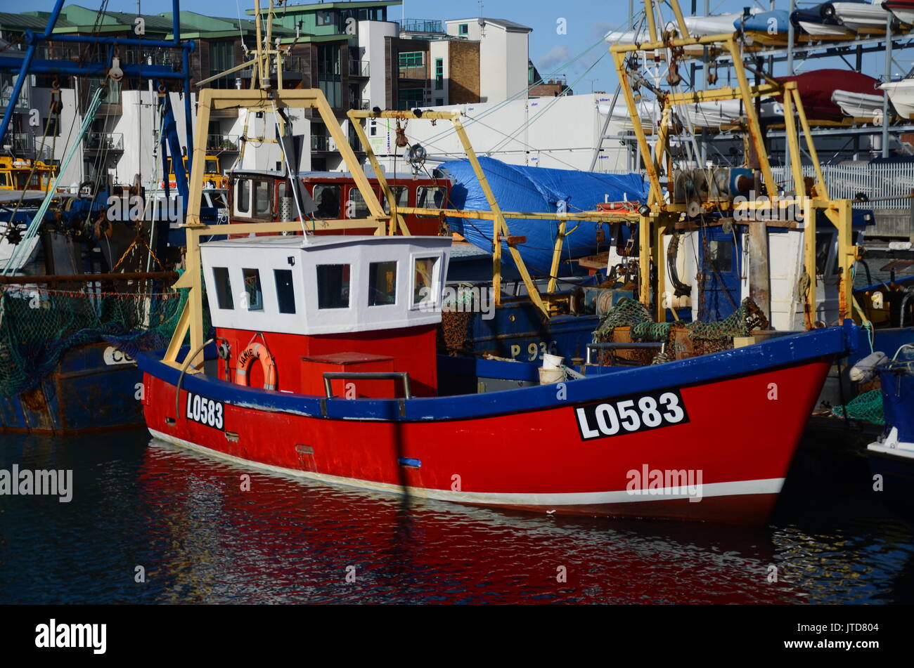 Barco de pesca en el puerto, industria pesquera británica Foto de stock